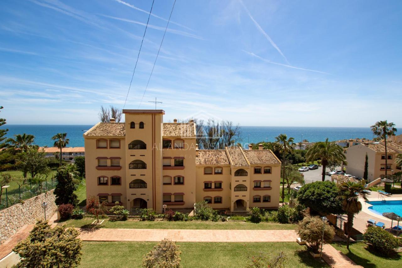 Panoramic Sea Views And Direct Access To The From The Community In Torrenueva *